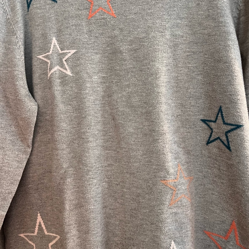 Gray Sweater With Star Patterns - image 2